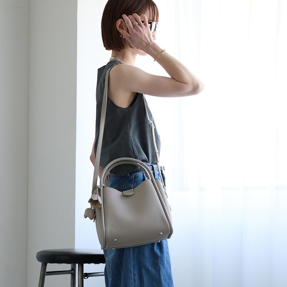 【MUR25007 フラワーチャーム付き2WAYショルダーバッグ】ライトグレー