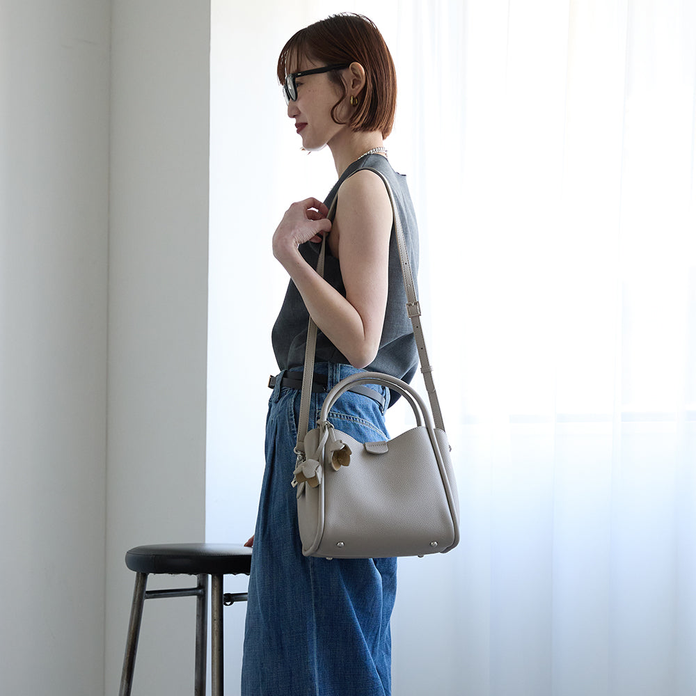 【MUR25007 フラワーチャーム付き2WAYショルダーバッグ】ライトグレー