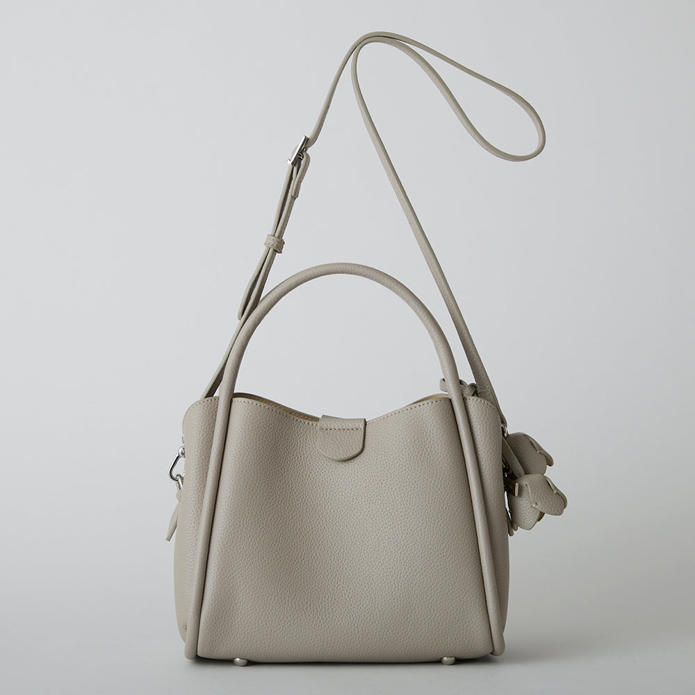 【MUR25007 フラワーチャーム付き2WAYショルダーバッグ】ライトグレー