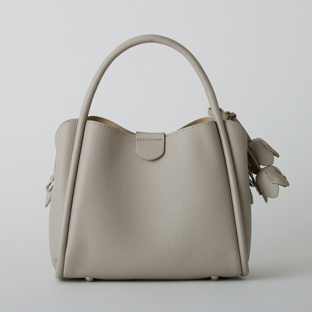 【MUR25007 フラワーチャーム付き2WAYショルダーバッグ】ライトグレー