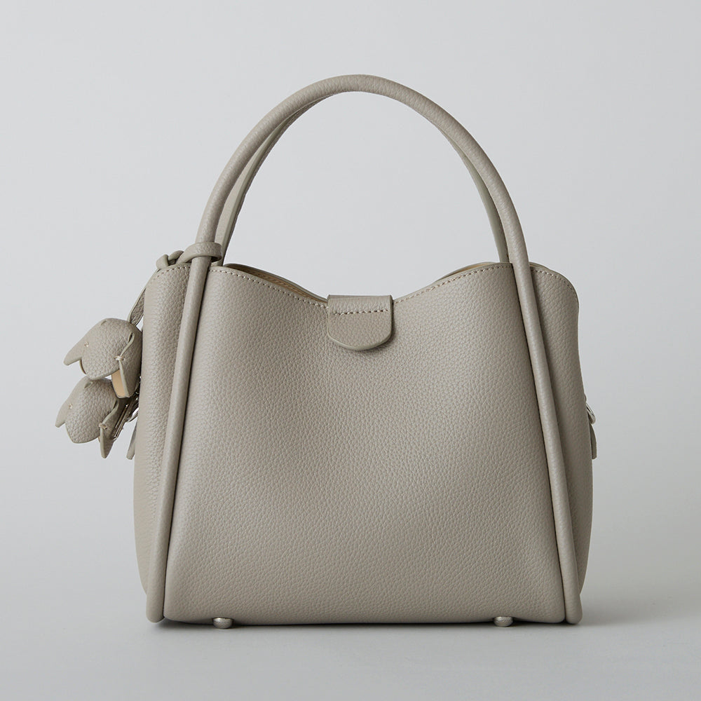 【MUR25007 フラワーチャーム付き2WAYショルダーバッグ】ライトグレー